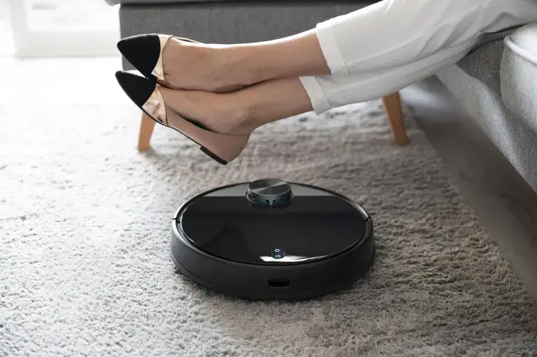 close-up-smart-vacuum-cleaner
